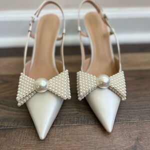 Pointed toe bow heels